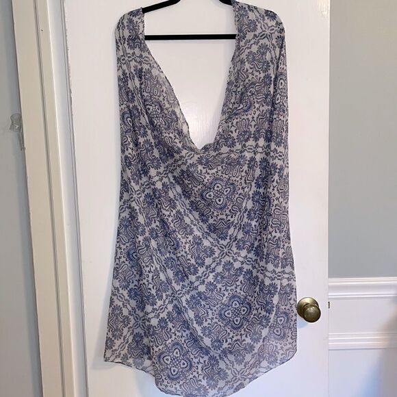 Classic medallion print fluffy, semi-sheer infinity scarf - Picture 3 of 6